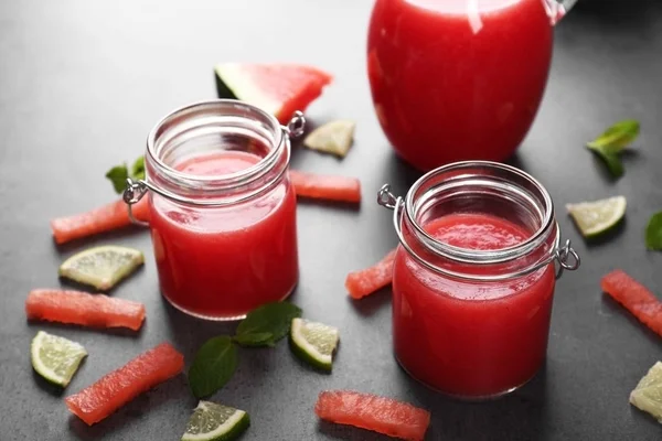 Smoothie, vattenmelon och lime skivor — Stockfoto