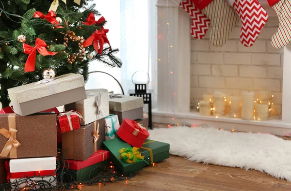 Hermosos regalos bajo el árbol de Navidad — Foto de Stock