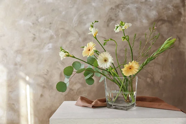 Strauß mit Gänseblümchen in Glasvase — Stockfoto