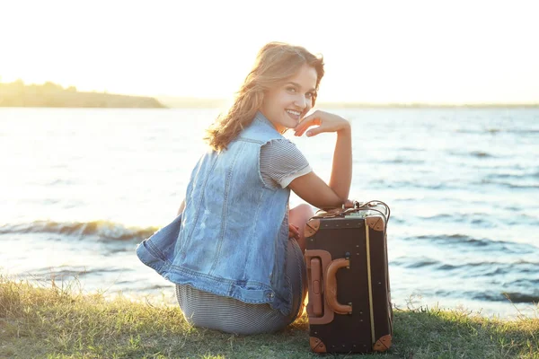 拿着手提箱的年轻女人 — 图库照片
