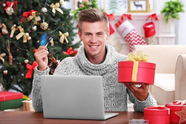 Homem de compras online — Fotografia de Stock