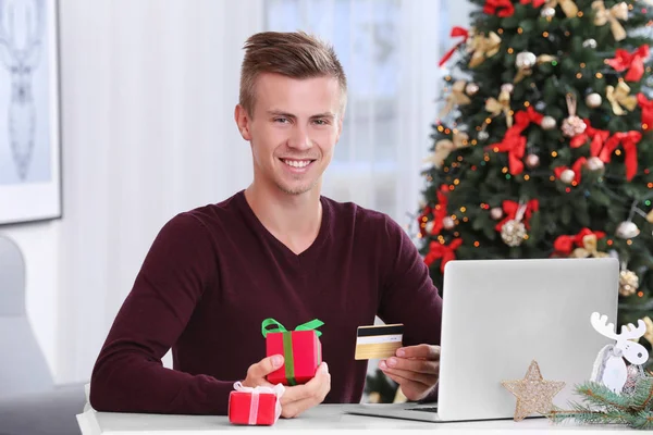 Man shopping online — Stock Photo, Image