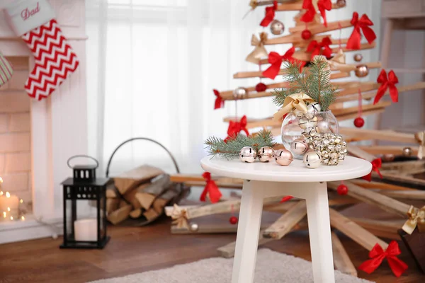 Mesa con decoraciones navideñas — Foto de Stock