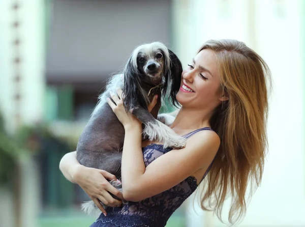 Vacker Ung Kvinna Med Hennes Hund Utomhus — Stockfoto