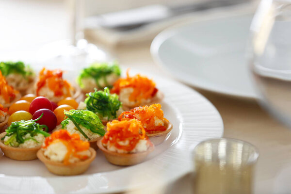 Тарелка с вкусными тарталетками
