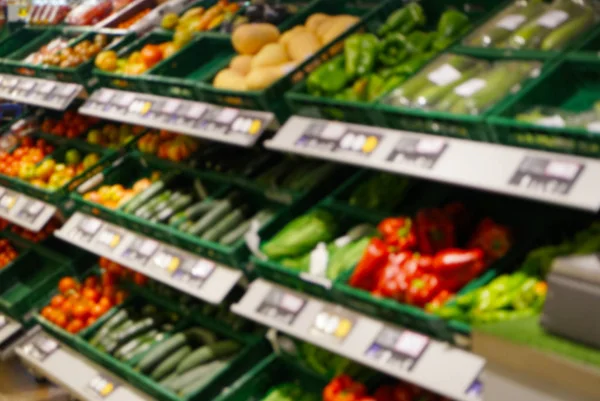 Étagères avec légumes au supermarché — Photo