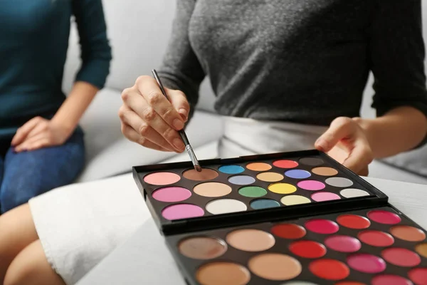 Visagiste mit Palette — Stockfoto