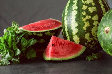 Karpuz dilimleri ile nane yaprakları