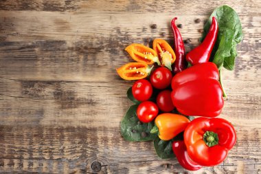 Tahta masada taze sebzeler.