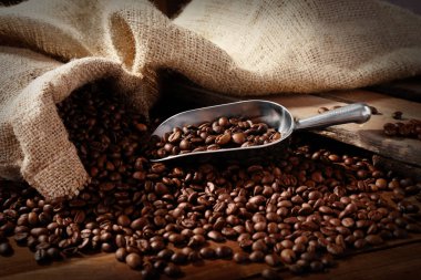 kahve çekirdekleri çuval ve kepçe ile