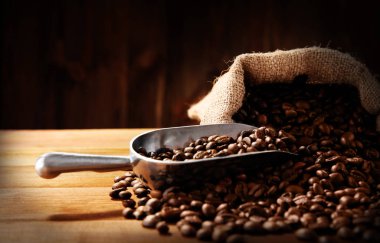 Kepçe ile kahve çekirdekleri