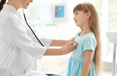 Küçük kızın kalbini inceleyerek çocuk doktoru