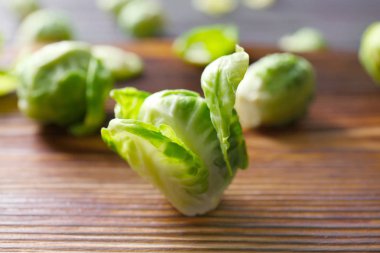 Brüksel lahanası ahşap tahtada filizleniyor.