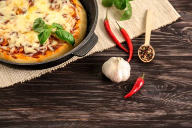 Taze pişmiş pizza.