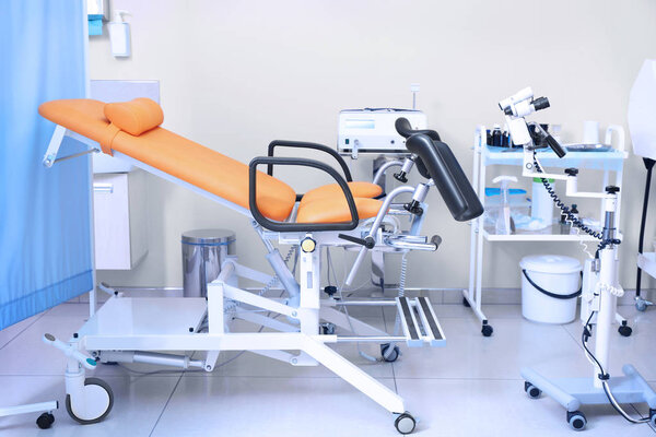 Гинекологическая комната со стулом