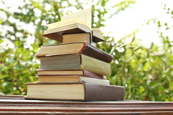 Pile of books on bench — Stock Photo, Image