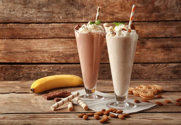 Deliciosos batidos na mesa de madeira — Fotografia de Stock