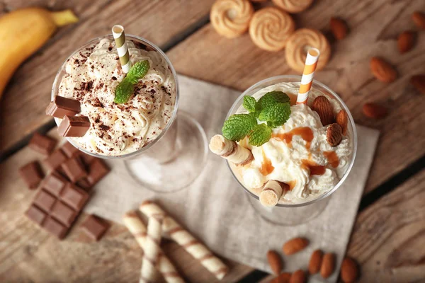 Deliciosos batidos sobre mesa de madera — Foto de Stock