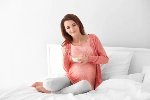 Jonge zwangere vrouw — Stockfoto