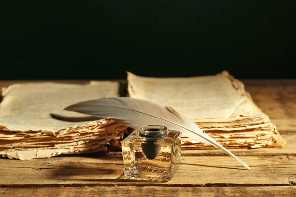 Feather pen with inkwell — Stock Photo, Image