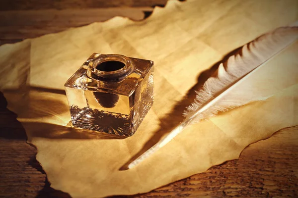 Feather pen with inkwell — Stock Photo, Image