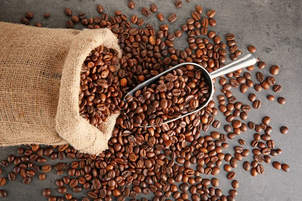 Granos de café con cuchara — Foto de Stock