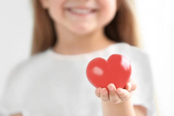 Niña sosteniendo el corazón — Foto de Stock