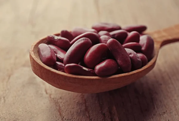 Primer plano de cuchara de madera con frijoles —  Fotos de Stock