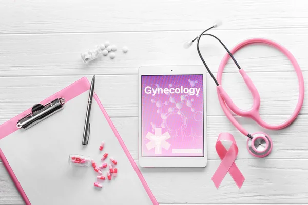 Tablet s aplikací word gynekologii — Stock fotografie