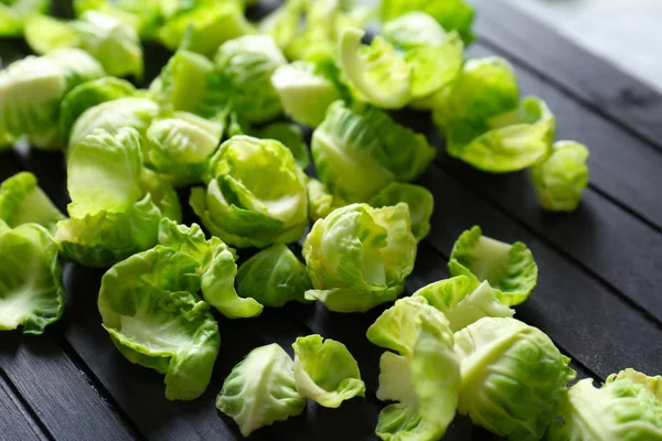 Rosenkohl keimt auf schwarzem Holzbrett — Stockfoto