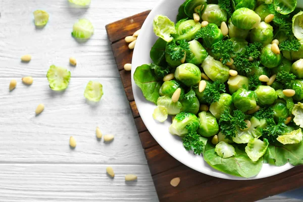 Tigela com deliciosa salada — Fotografia de Stock