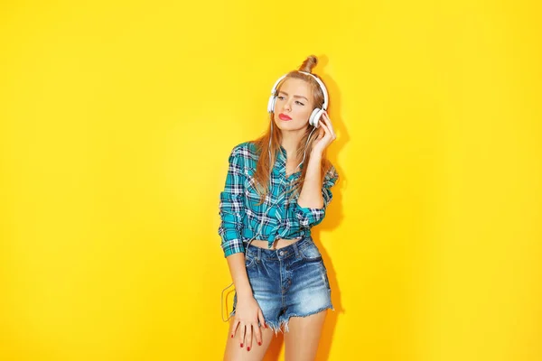 Jovem mulher bonita com fones de ouvido — Fotografia de Stock