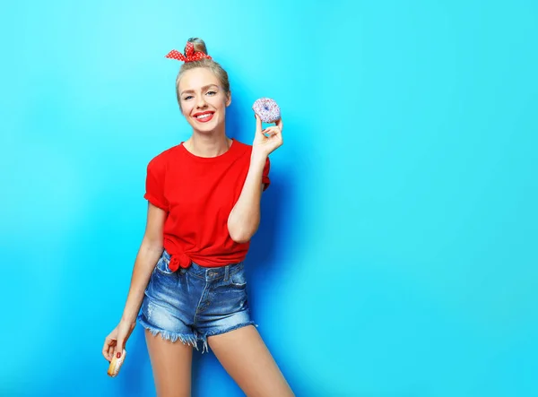 Young beautiful woman with doughnuts — Stock Photo, Image