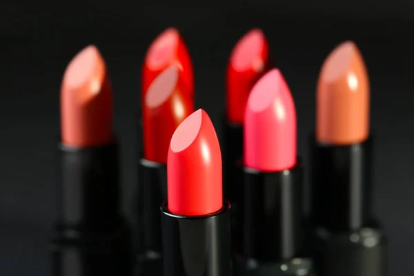 Muchos lápices labiales en diferentes tonos — Foto de Stock