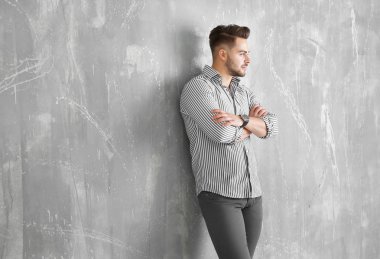 yakışıklı delikanlı 