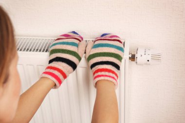 Isıtma radyatör dokunmadan kadın