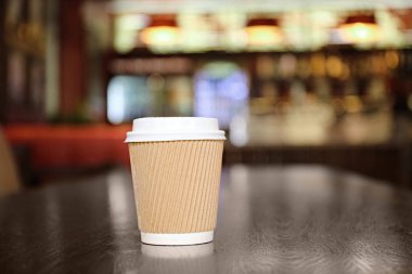 Kağıt bardak lezzetli kahve ile 