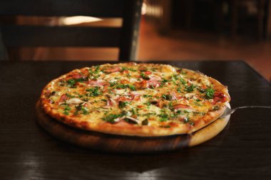 Lezzetli pizza ile plaka