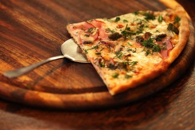 Dilim lezzetli pizza ile plaka