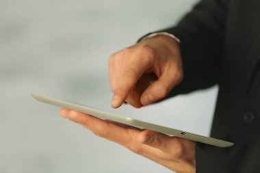 Erkek el tablet kullanma