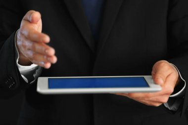 Erkek el tablet kullanma