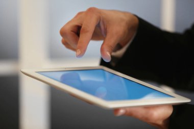Erkek el tablet kullanma