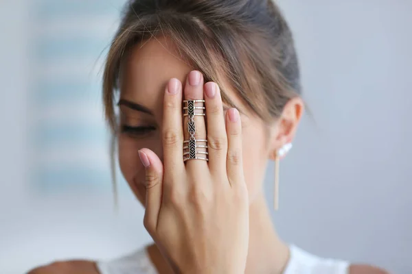 Mâna Feminină Inel Elegant Closeup — Fotografie, imagine de stoc