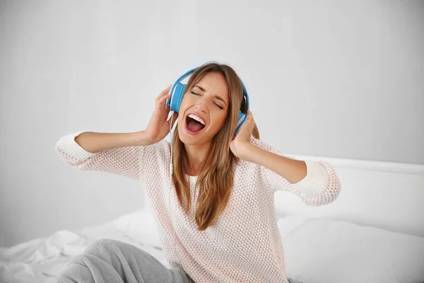 Mujer escuchando música —  Fotos de Stock