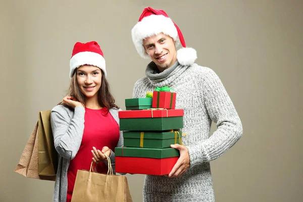 Couple with Christmas purchases — Stock Photo, Image