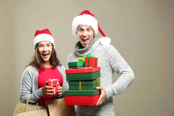 Casal com compras de Natal — Fotografia de Stock