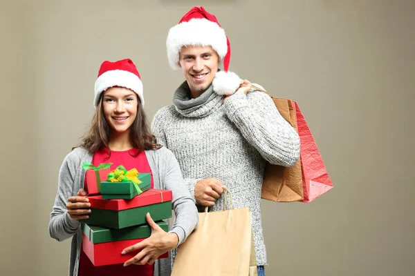Paar met kerst aankopen — Stockfoto