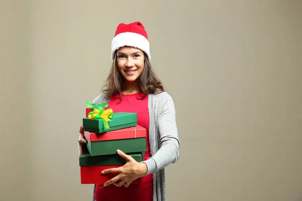 Mujer con regalos de Navidad — Foto de Stock