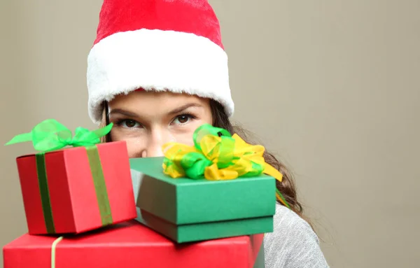 Žena s vánočními dárky — Stock fotografie
