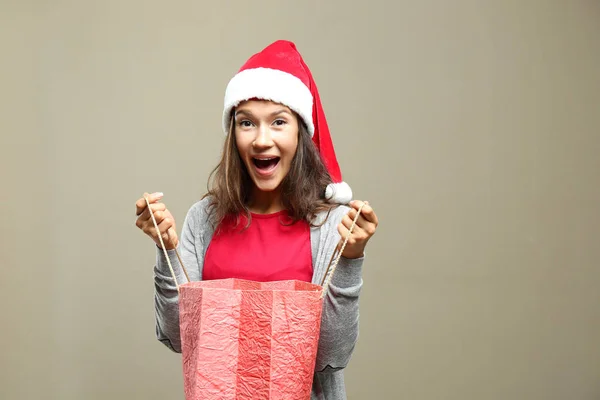 Kvinna med väska för julhandeln — Stockfoto